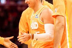 英雄联盟总决赛-江苏队完胜魔术，米切尔惊艳四座