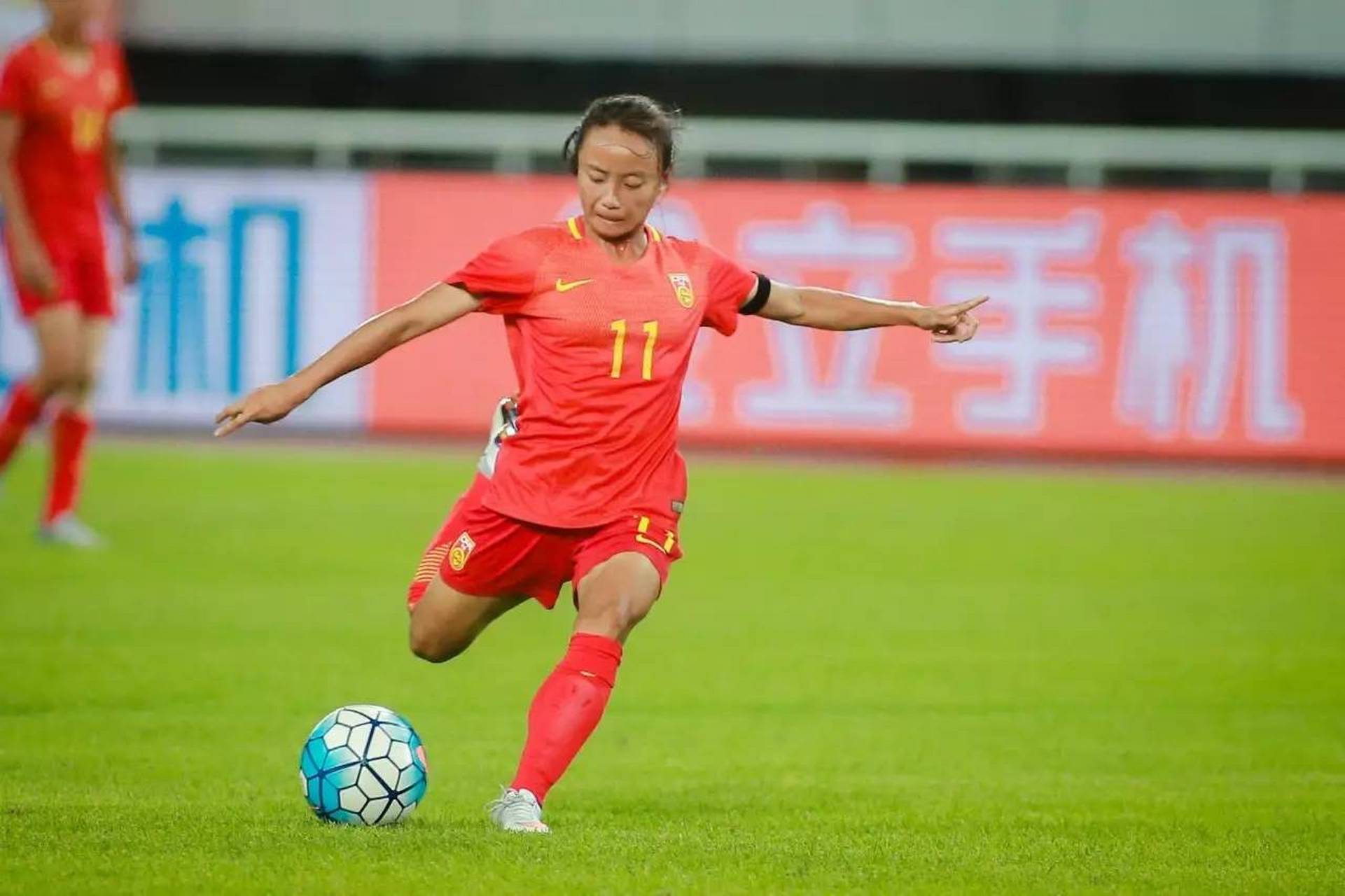 足球比赛中，女运动员们兢兢业业，奋勇争先