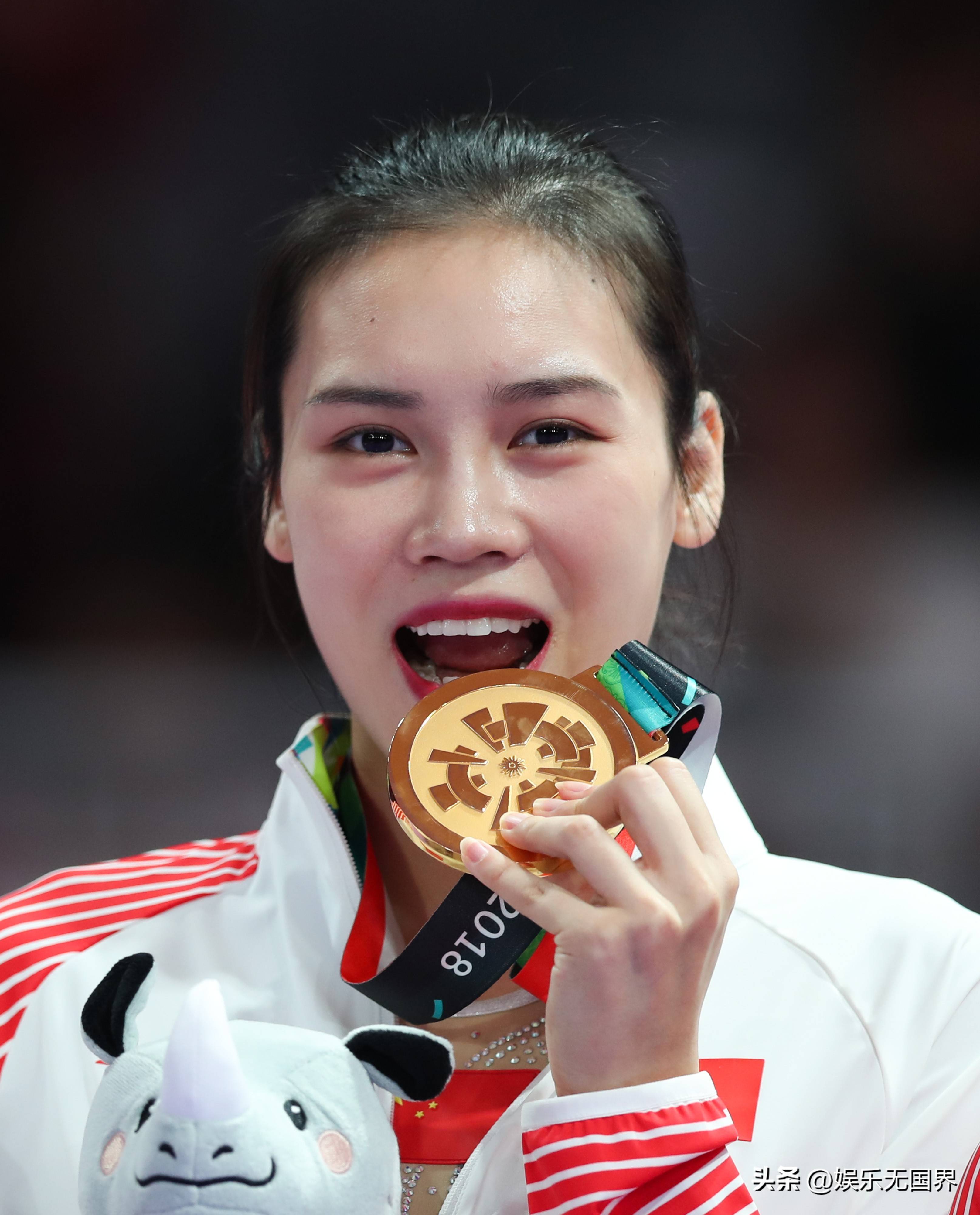 运动员身体横贯,表现出众耀眼 运动员身体横贯,表现出众耀眼