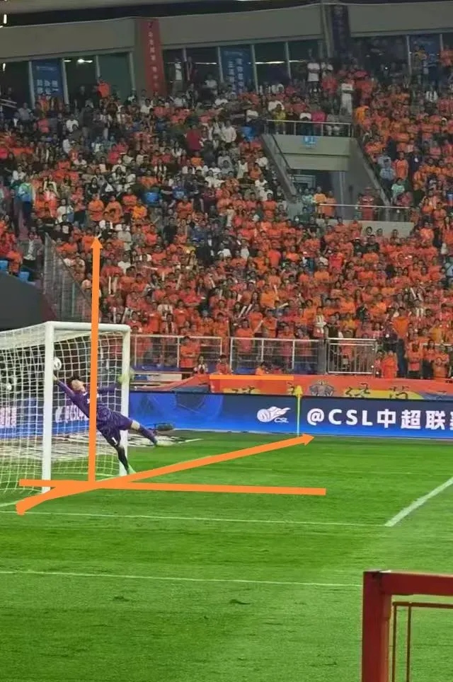比赛中心前锋暴发，独进全场进球