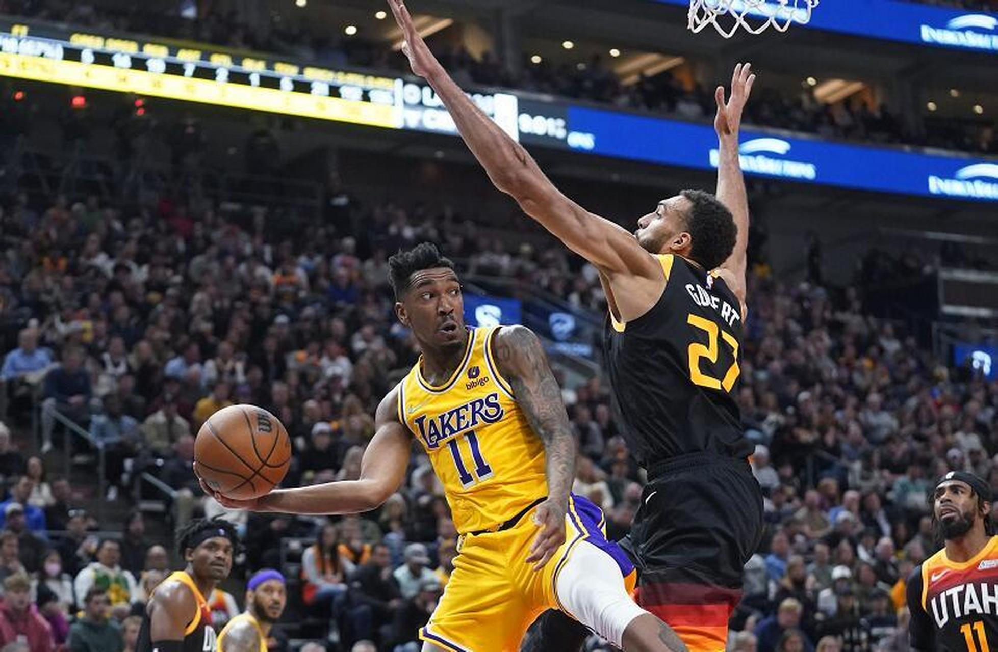 上海队翻盘鹈鹕，米切尔统治全场