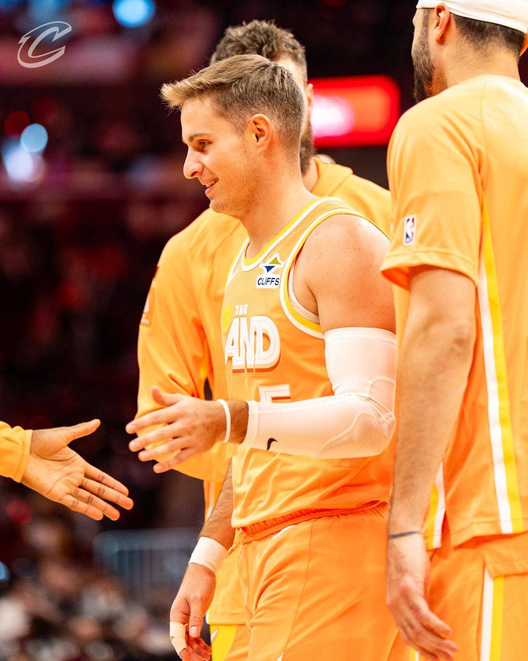 江苏队完胜魔术,米切尔惊艳四座 江苏队完胜魔术,米切尔惊艳四座